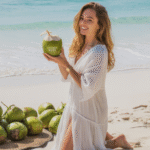 Gambar wanita menikmati air kelapa